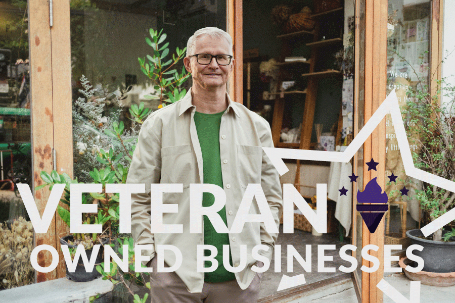 Veterano sonriendo delante de su pequeña empresa con el texto &quot;Veteran owned businesses&quot; (Empresas propiedad de veteranos)