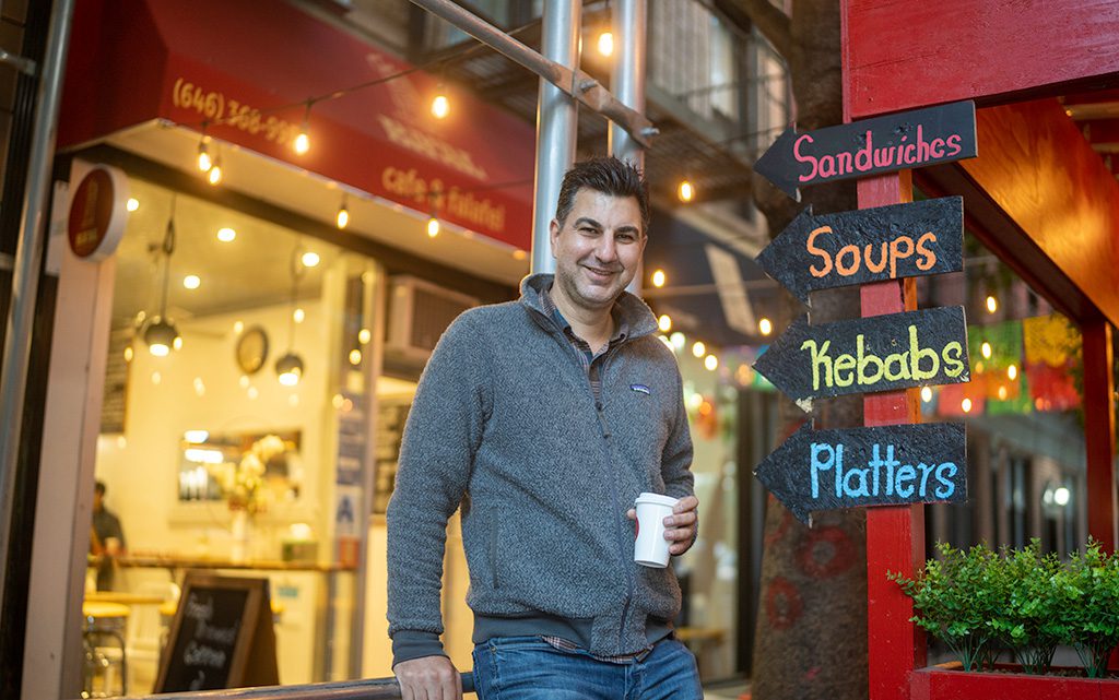 Nueva York El pequeño empresario Abraham Mimi se encuentra fuera de su tienda, el café Baal