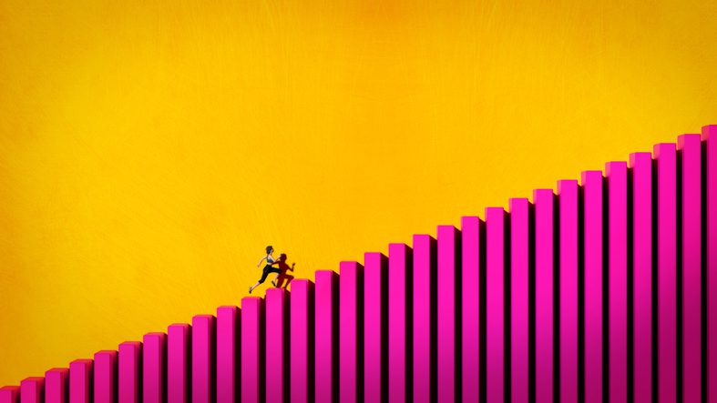 Imagen motivacional de una mujer corriendo por una pendiente pronunciada que parece ser un gráfico de barras con colores brillantes en negrita