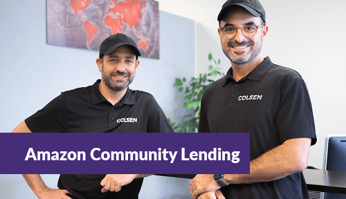 Dos propietarios de pequeñas empresas que participan en el programa Amazon Community Lending sonríen